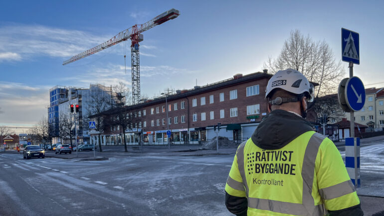 Kontrollant från Rättvist Byggande vid Stationshusen