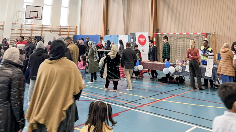 Eid-firande i Valsta sporthall