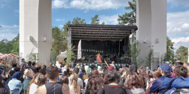 Publik framför scenen under Valstadagen 2024