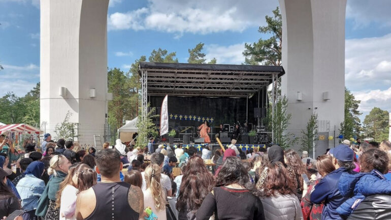 Publik framför scenen under Valstadagen 2024