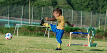 Pojke som spelar fotboll