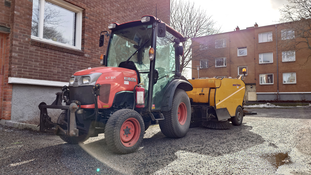 En sandsopningsmaskin på Tingvallavägen